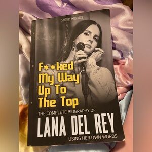 Lana del Rey biography book
